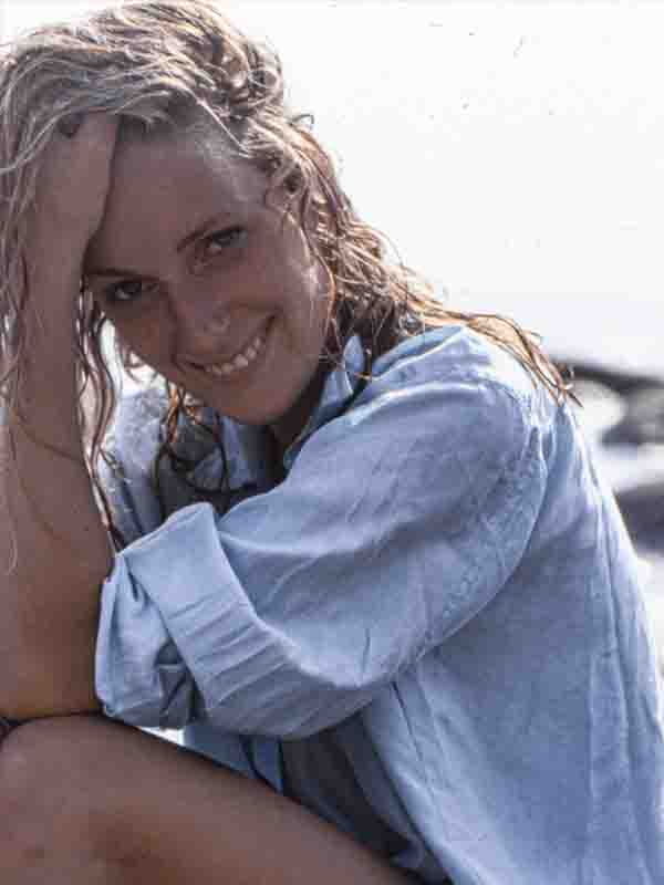 Porträt einer lächelnden jungen Maria Furtwängler mit nassen Haaren am Strand, fotografiert von Ingeborg Bock-Schroeder.