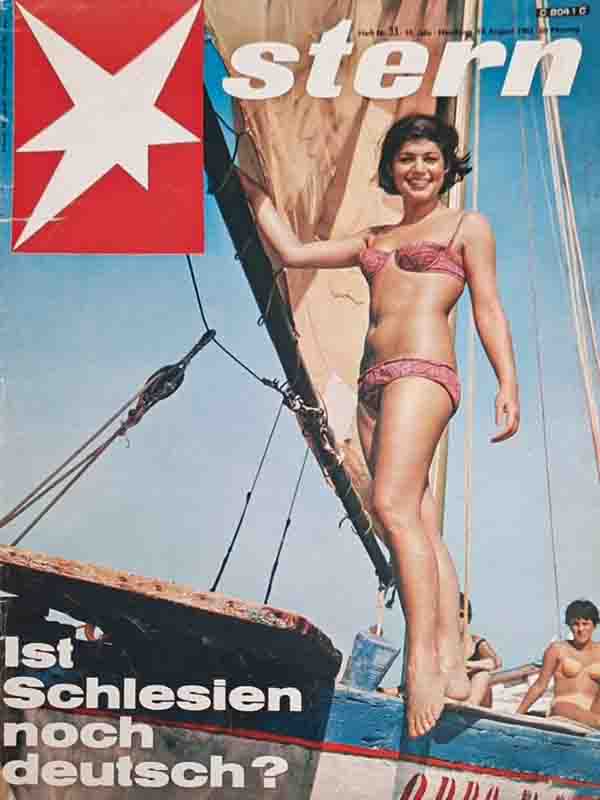 Hannelore Elsner auf dem Titelbild des Magazins „stern“ vom 19. August 1962 im rosa Muster-Bikini, die auf der Kante eines Segelboots in Milano Marittima steht und sich am Mast festhält. Oben links befindet sich das rote Stern-Logo, fotografiert von Ingeborg Bock-Schroeder.
