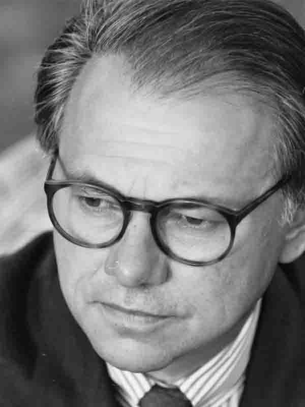 Schwarz-Weiß-Porträt im Anschnitt von Dr. Hubert Burda, Verleger und Ehrenvorsitzender Hubert Burda Media, mit nachdenklichem Blick nach unten und runder Brille.