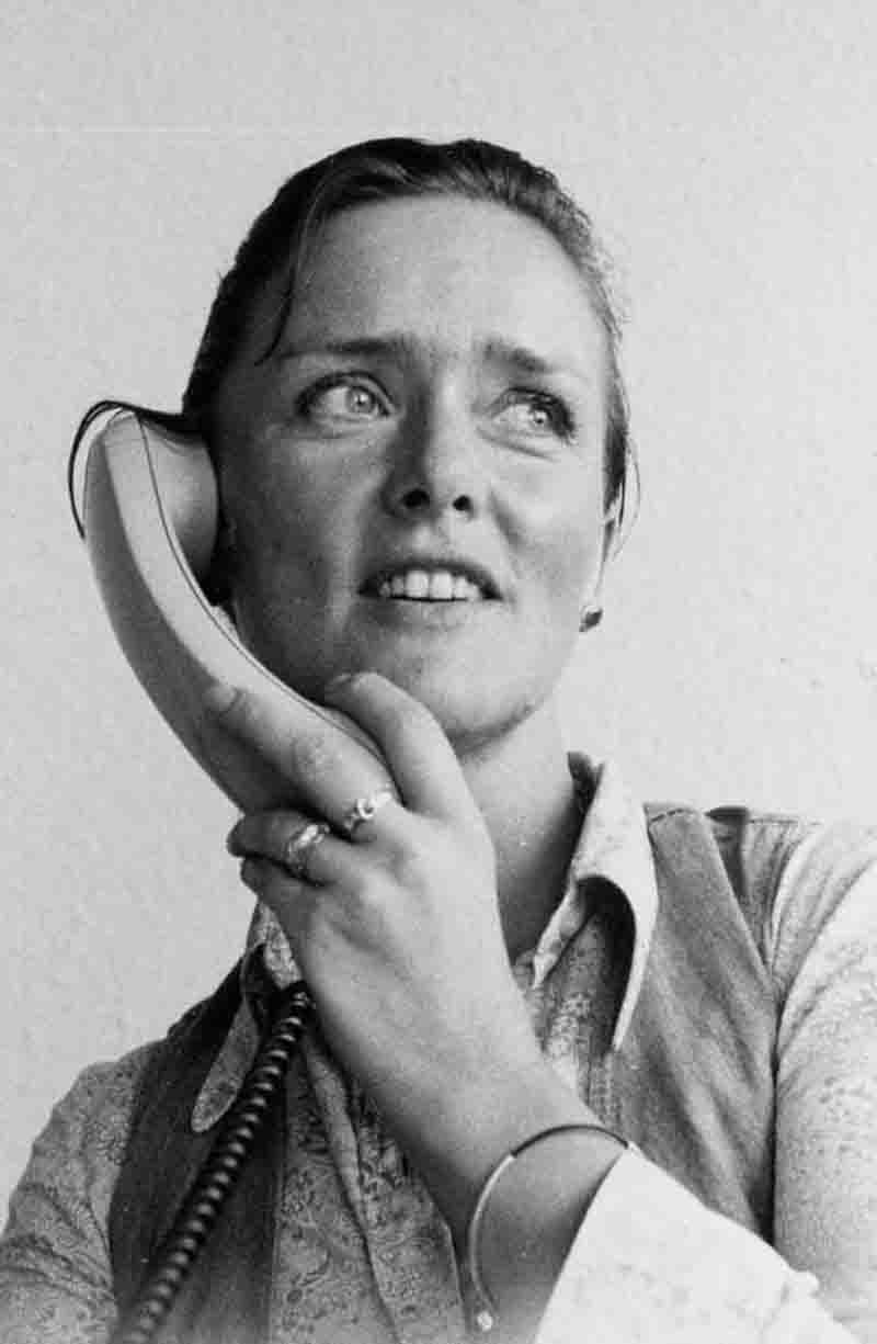 Schwarz-Weiß-Porträt der Mode, Portrait und Promifotografin am Telefon