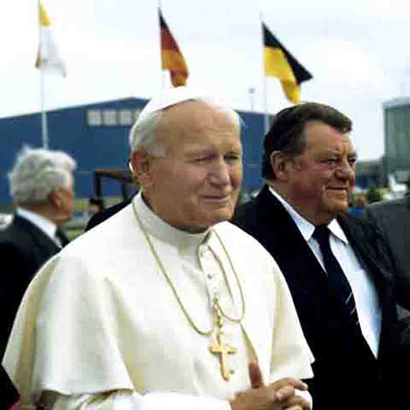 Historische Aufnahme von Ingeborg Bock-Schroeder: Franz Josef Strauß empfängt Papst Johannes Paul II. bei dessen Besuch am Flughafen München, 1987