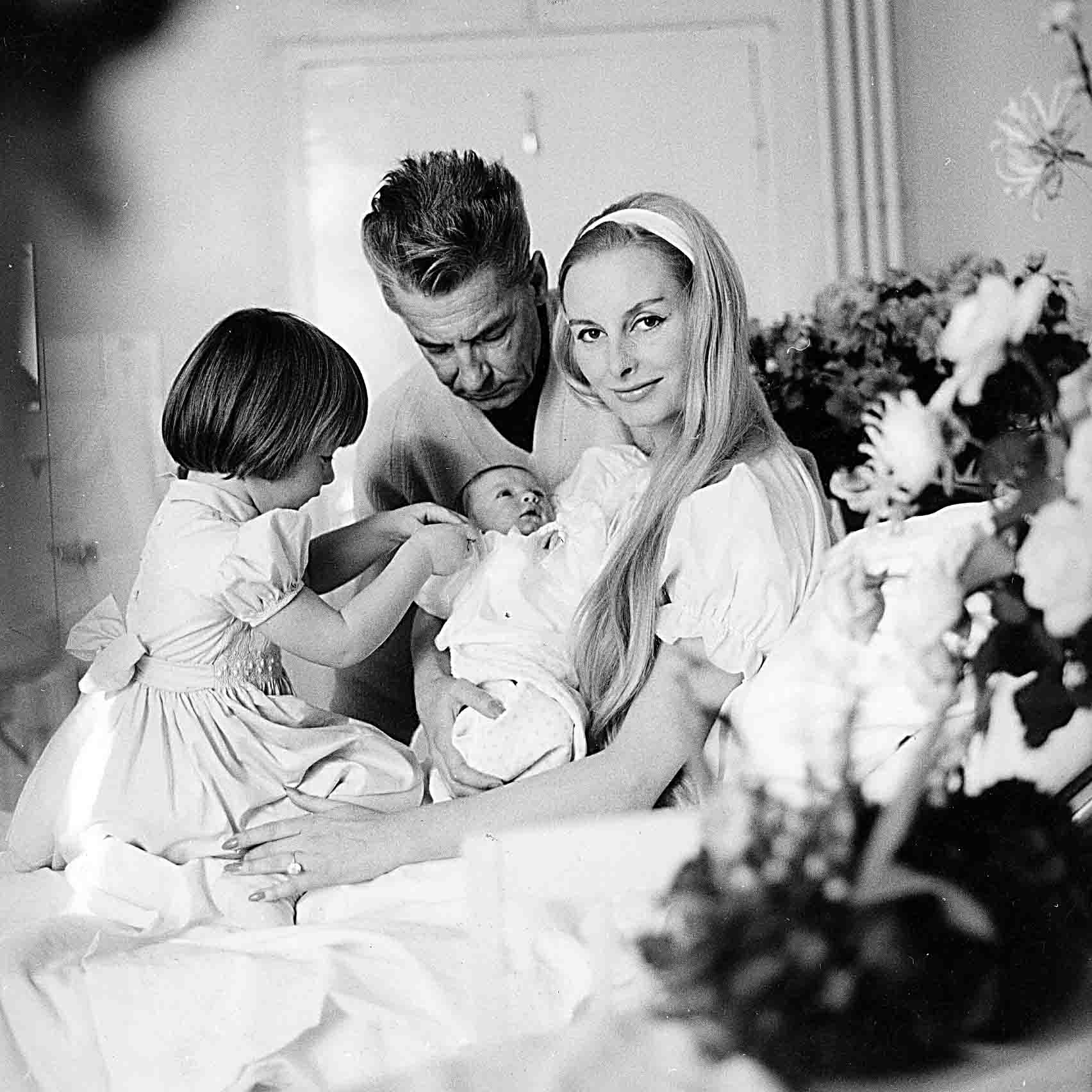Familienfoto Familie Karan zur Geburt von Arabel am 2. Januar 1964 in Samedan, Schweiz