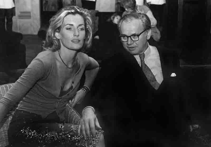 Schwarz-Weiß-Aufnahme von Maria Furtwängler und Hubert Burda, die nebeneinander sitzen und sich unterhalten.