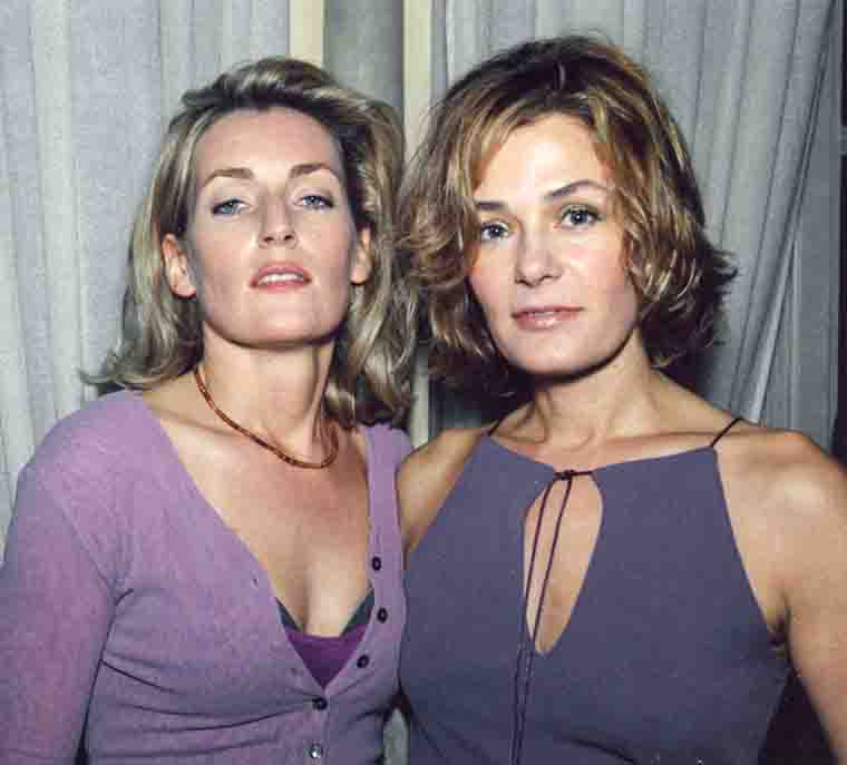 Zwei elegante Society Frauen, Maria Furtwängler und Mon Muellerschoen, stehen eng nebeneinander und lächeln in die Kamera.