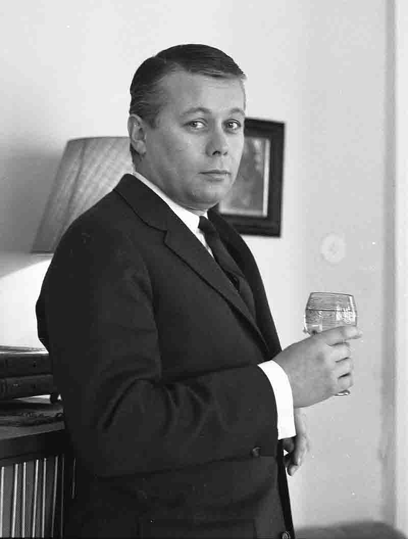 Ein klassisches Schwarz-Weiß-Porträt des Schauspielers Peter Weck, aufgenommen von der Fotografin Ingeborg Bock-Schroeder.